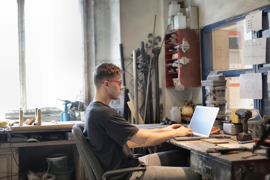 Challenges of Maintaining Large-Scale Documentation